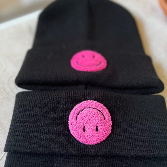 Cedarwood Threads Womens Warm Cozy Black Pink Smiley Face Winter Beanie Hat - Picture 6 of 14